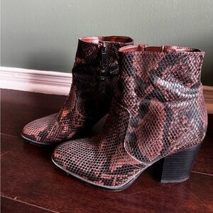 Steve Madden Snake Print Boots / Size 7
